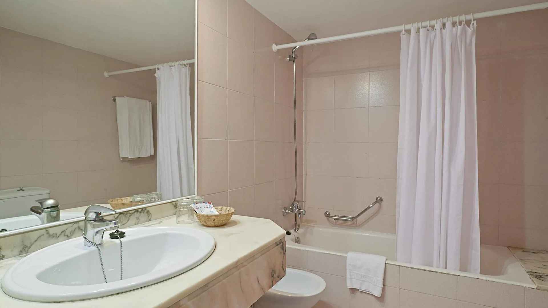 فندق O7 Club Cala Ratajda كالا راتخاذا 3*,